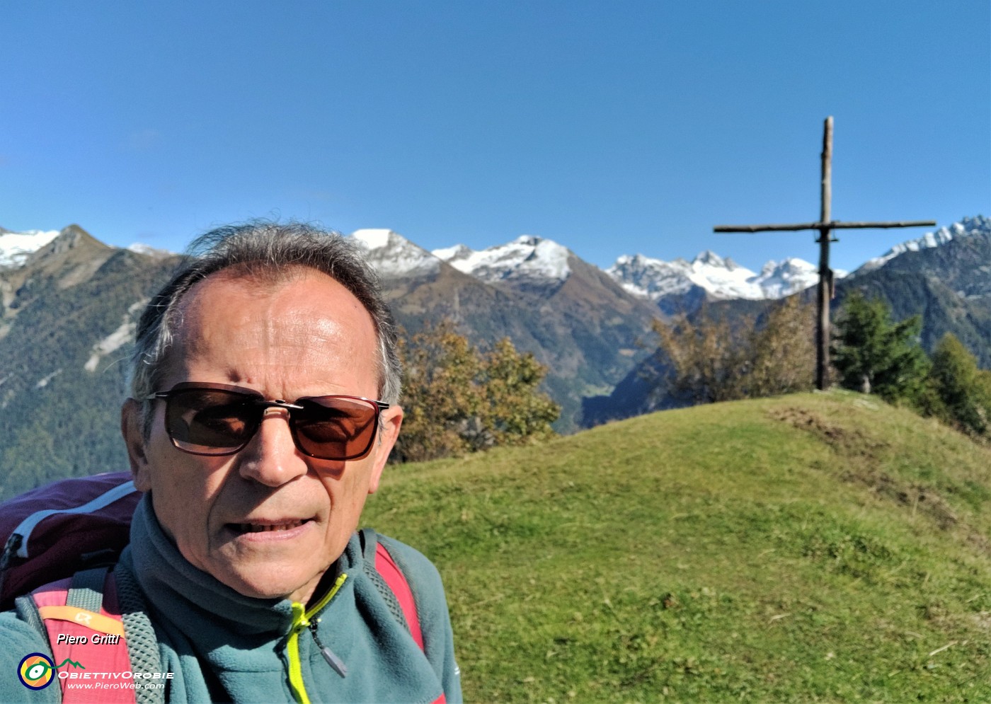 02 Alla rustica lignea croce del Monte Colle (1750 m).jpg